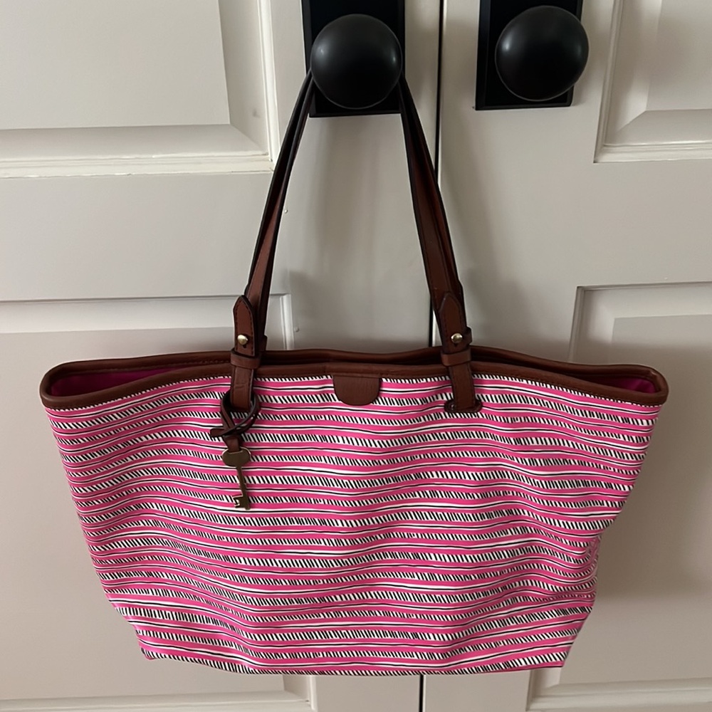 Fossil tote bag pink and white barbiecore with key hangtag